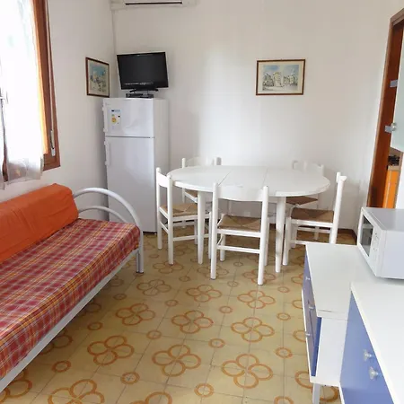 Daire Colorful Flat In A With Garden Bibione