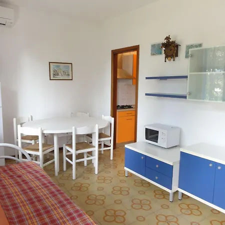 Daire Colorful Flat In A With Garden