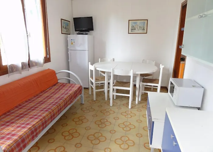 Daire Colorful Flat In A With Garden Bibione