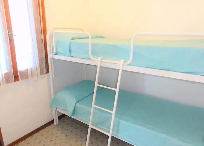 Daire Colorful Flat In A With Garden